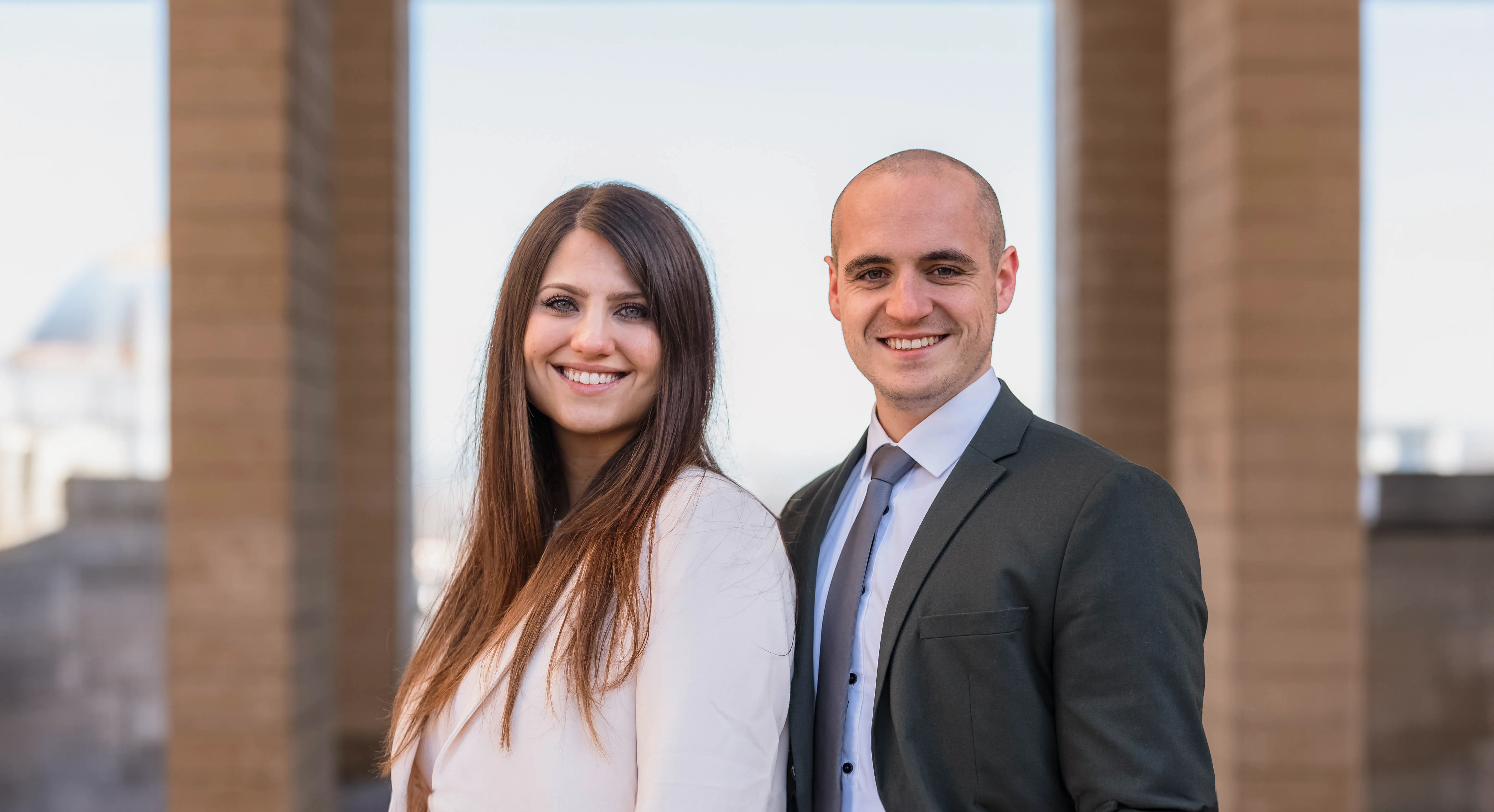 Lisa Hölzl und Sebastian Loch stehen nebeneinander